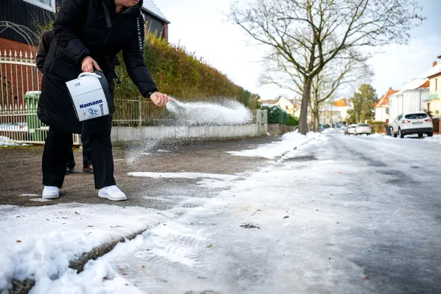 Wenn es glatt ist, hilft nur eins - streuen mit Taumitteln, entweder mit oder ohne Salz. | Foto: Sina Schuldt/dpa