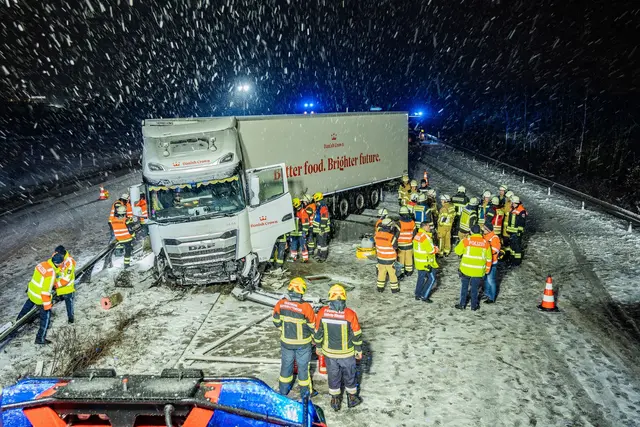Ein Lastwagen hat auf der A70 eine stundenlange Sperre verursacht. | Foto: Ferdinand Merzbach/NEWS5/dpa