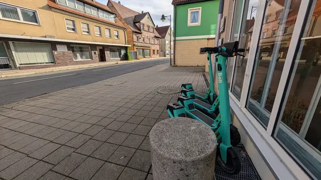 Ordnungsgemäß abgestellte Scooter im Stadtgebiet Roth – ´platzsparend und nahezu barrierefrei | Foto: Stadt Roth