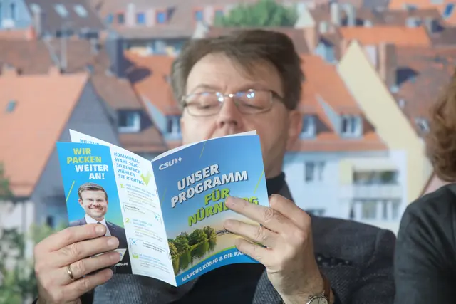 Kritischer Blick ins Programm von Bezirksvorsitzender Michael Frieser, MdB.  | Foto: Jürgen Friedrich