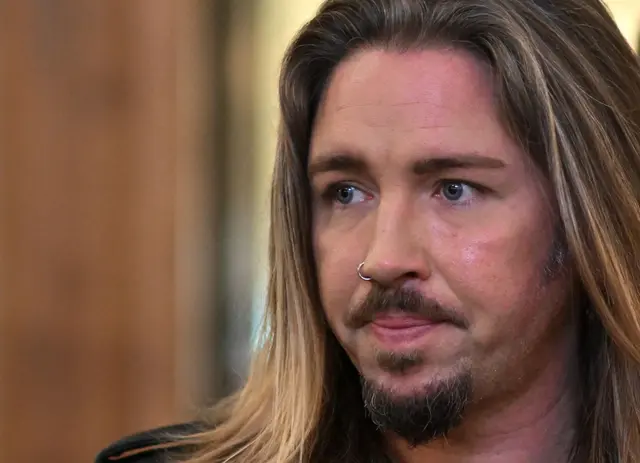 Gil Ofarim zog sich nach dem «Davidstern-Skandal» aus der Öffentlichkeit zurück, jetzt ist er auf RTL zurück.  | Foto: Hendrik Schmidt/dpa (Archivbild)