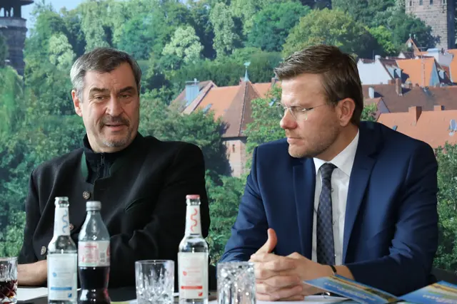 Oberbürgermeister Marcus König (r.) will in die zweite Amtszeit starten. Das Motto: "WIR PACKEN WEITER AN! Gemeinsam. Entschlossen. Wir alle sind Nürnberg." Unterstützung erfährt er dabei vom bayerischen Ministersprädenten aus Nürnberg Markus Söder.  | Foto: Jürgen Friedrich