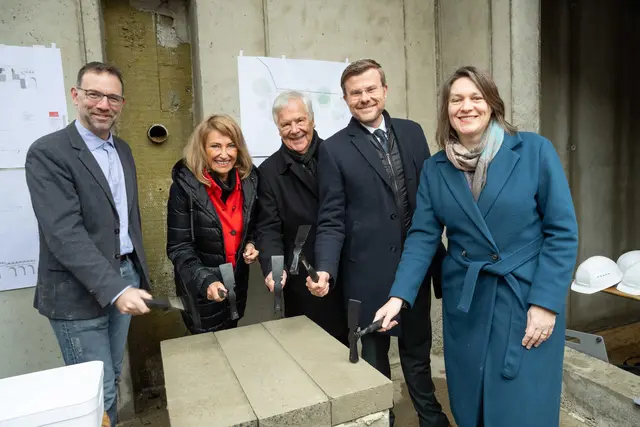 Planungs- und Baureferent Daniel F. Ulrich, Dagmar und Hans Rudolf Wöhrl von der Emanuel Wöhrl-Stiftung, Oberbürgermeister Marcus König und die Referentin für Jugend, Familie und Soziales, Elisabeth Ries (v.l.) haben den Grundstein für den Neubau des zweigruppigen Kindergartens „Emanuel-Wöhrl-Kinderhaus“ gelegt. | Foto: Stadt Nürnberg/Christine Dierenbach