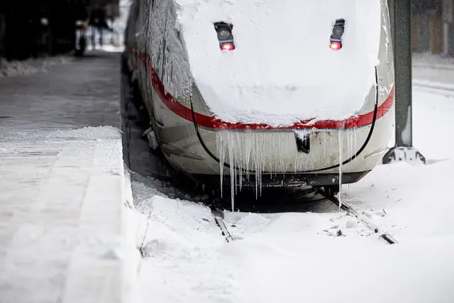 Die Bahn gerät bei Extremwetterlagen immer wieder in Bedrängnis.  | Foto: Moritz Frankenberg/dpa (Archivfoto)