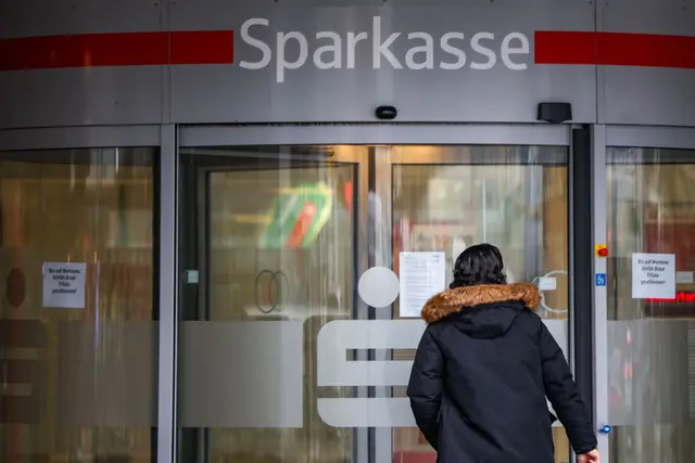 Die Filiale in Gelsenkirchen-Buer ist nach dem Einbruch weiter geschlossen. | Foto: Christoph Reichwein/dpa