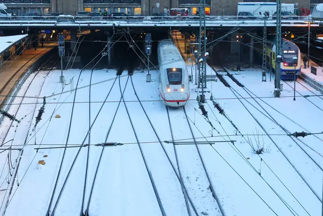Nach dem zeitweisen Stilstand im Fernverkehr in Norddeutschland sind die Züge wieder unterwegs. | Foto: Bodo Marks/dpa (Archivbild)