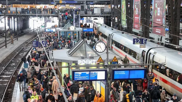 Am Hamburger Hauptbahnhof strandeten infolge der Ausfälle Tausende Fahrgäste. | Foto: Bodo Marks/dpa (Archivfoto)