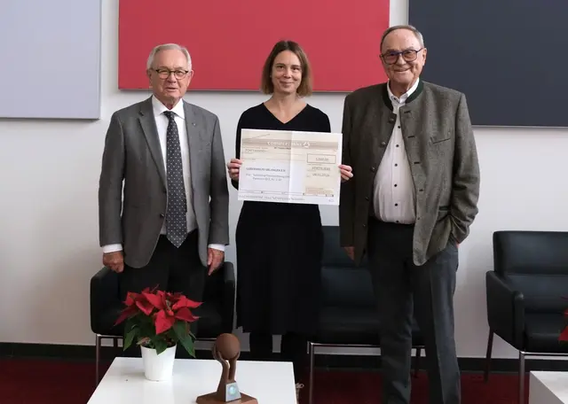 Vorstandsvorsitzender Dr. Wilhelm Polster, Jeanette Schweiger von der Lebenshilfe Erlangen und Stiftungsrat Klaus J. Teichmann (v.l.n.r.). | Foto: NORMA