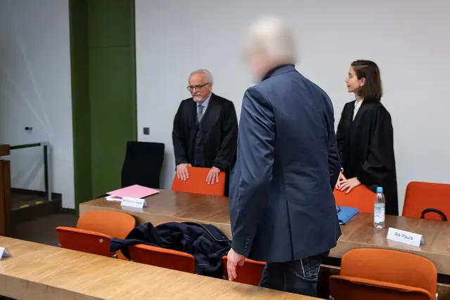 Vor Gericht erschien nur einer der beiden Angeklagten. | Foto: Lukas Barth-Tuttas/dpa