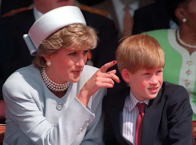Den tragischen Unfalltod seiner Mutter, Prinzessin Diana, lastet Harry den Paparazzi an.  | Foto: Martin Keene/PA Wire/dpa (Archivbild)