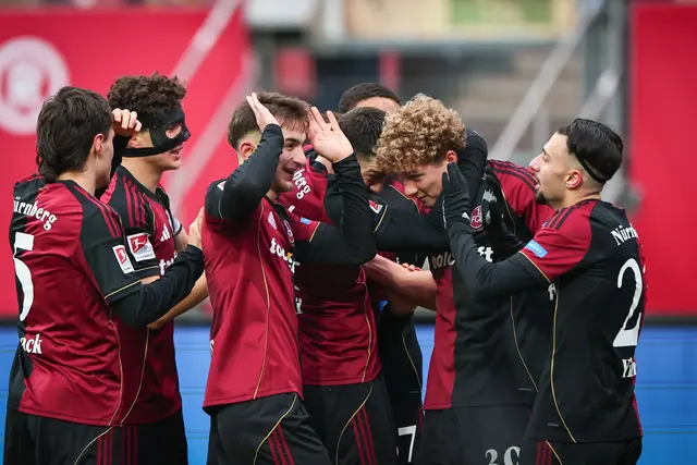 Seine Mitspieler wollen Matchwinner Piet Scobel gar nicht mehr loslassen. | Foto: Daniel Karmann/dpa