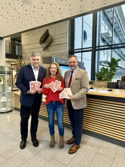 Adolf Dodenhöft (links), Vorstandsvorsitzender Sparkasse Fürth, Tanja Maier, Seniorenbeauftragte Landkreis Fürth und Landrat Bernd Obst.
 | Foto: Landratsamt Fürth