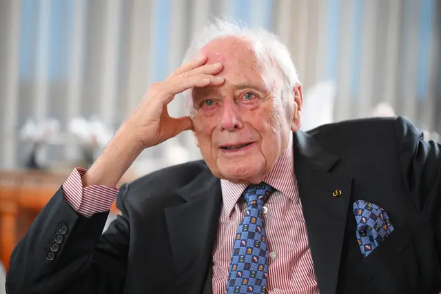 Mit einem Fake-Video von Reinhold Würth versuchen Betrüger, groß Kasse zu machen.  | Foto: Bernd Weißbrod/dpa (Archivbild)