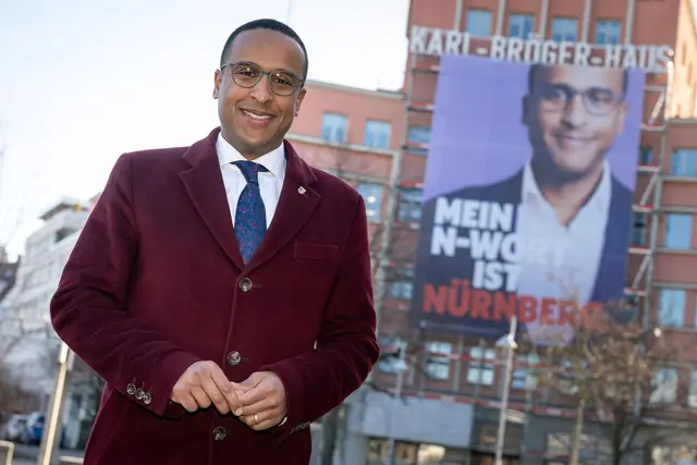 Nasser Ahmed hat nach eigenen Angaben seit der Bekanntgabe seiner Kandidatur Anfeindungen erlebt. Das Plakat sei eine Reaktion darauf, sagt er. | Foto: Daniel Karmann/dpa