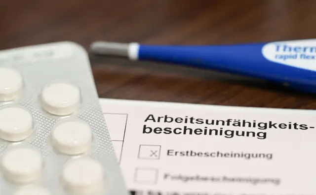 Krankheitsbedingte Fehlzeiten im Job bleiben 2025 auf erhöhtem Niveau.  | Foto: Bernd Weißbrod/dpa (Archivfoto)