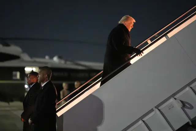 Trump setzte die Reise mit der kleineren Air Force One – eine Boeing 757 – nach Zürich fort. | Foto: Evan Vucci/AP/dpa
