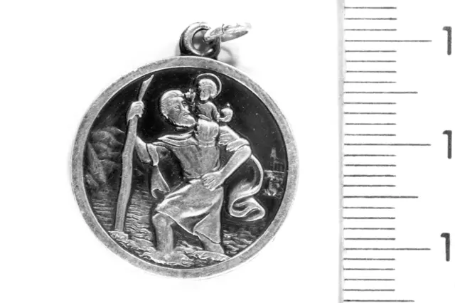 Ein silberner Anhänger könnte Hinweise auf den Täter im Fall Marion Baier bringen. (Archivbild) | Foto: Polizeipräsidium Mittelfranken