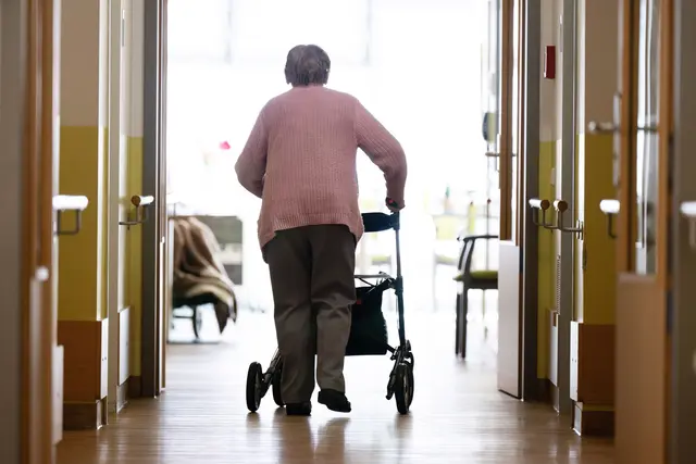 Wer in einem Pflegeheim in Bayern lebt, muss im laufenden Jahr deutlich mehr Geld zahlen als in früheren Jahren. | Foto: Sebastian Kahnert/dpa/dpa-tmn (Ilustration)