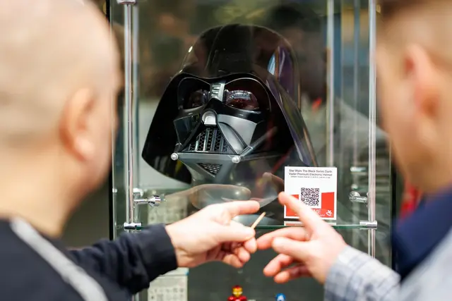 Auch aus Sammelleidenschaft interessieren sich Erwachsene für Spielzeug. (Archivbild) | Foto: Daniel Karmann/dpa