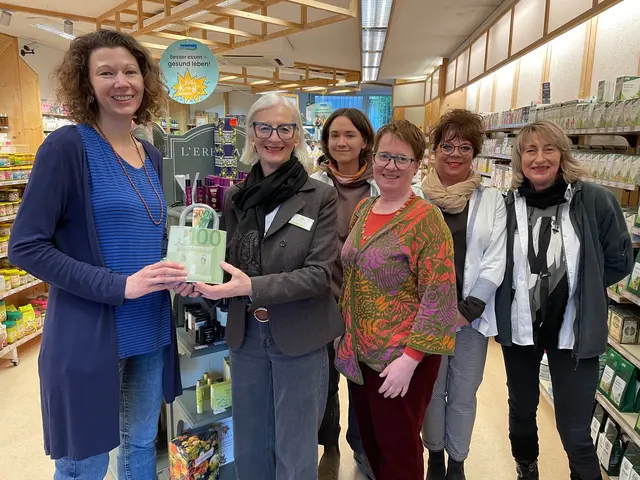 Filialbetreuerin Simone Kurtz (2. v. li.) überreichte gemeinsam mit dem Nürnberger Reformhaus-Team den Vereinsvorständinnen Andrea Schorn (li.) und Marion Florin (4. v. li.) das Geld.  | Foto: Reformhaus Sattran
