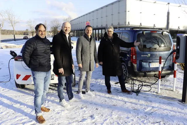 Oberasbachs Erste Bürgermeisterin Birgit Huber freut sich über eine weitere Ladesäule. | Foto: Stadt Oberasbach