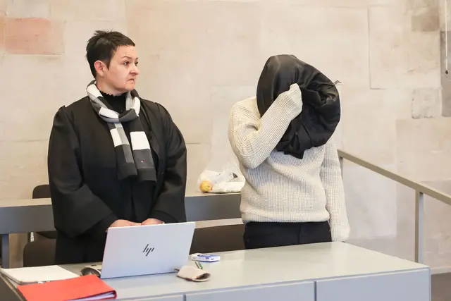 Später entschuldigt sich die Angeklagte bei der Mutter des 15-Jährigen. Diese nimmt die Entschuldigung aber nicht an. | Foto: Daniel Löb/dpa