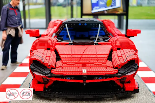 Erwachsene können sich Spielzeuge leisten, von denen sie als Kind nur träumen konnten. (Archivbild) | Foto: Daniel Karmann/dpa