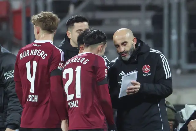 Javier Pinola (r) ist nun als Chef gefordert. (Archivbild) | Foto: Daniel Löb/dpa