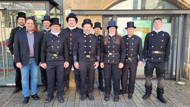 Gleich neunfache Glückwünsche erhielt Roths Erster Bürgermeister von den Bezirksschornsteinfegern Hans-Peter Schmauser, Sebastian Schwab, Rudolf Trost, Carl Wachtel, Dominik Eitel, Matthias Schwegler, Verena Irregen, Manfred Schwegler und Veit Hüttmeyer. | Foto: Stadt Roth