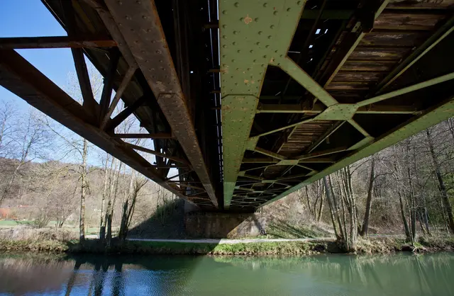 Wegen zahlreicher maroder Brücken im Pegnitztal wird die Bahnstrecke zwischen Hersbruck im Nürnberger Land und Pegnitz im Landkreis Bayreuth noch mehrere Monate gesperrt bleiben. (Archivbild) | Foto: Daniel Karmann/dpa