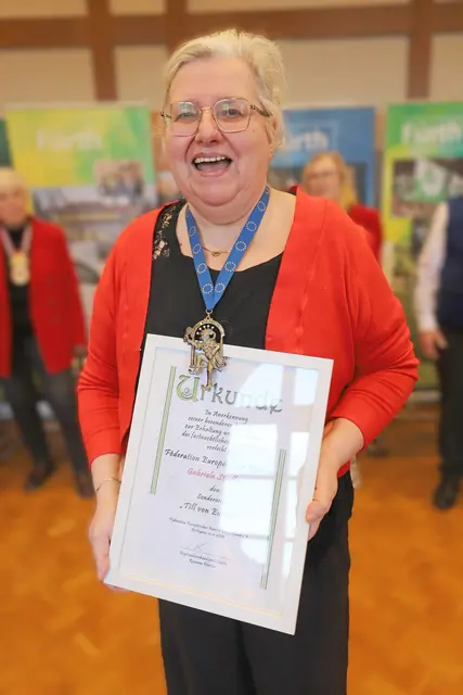 Gabriele Stadler präsentiert Orden und Urkunde. | Foto: Ebersberger