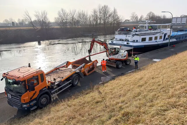 Nach der Havarie eines Güterschiffs auf dem Main-Donau-Kanal im Kreis Forchheim ist der Schiffsverkehr dort vorerst eingestellt. | Foto: Daniel Löb/dpa