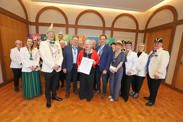 Stolz präsentiert Gabriele Stadler Orden und Urkunde – eingerahmt von Bürgermeister Markus Braun (re.) und dem dritten Bürgermeister Dietmar Helm sowie den kleinen Abordnungen der Fürther, Erlanger und Langenzenner Faschingsgesellschaften. | Foto: Ebersberger