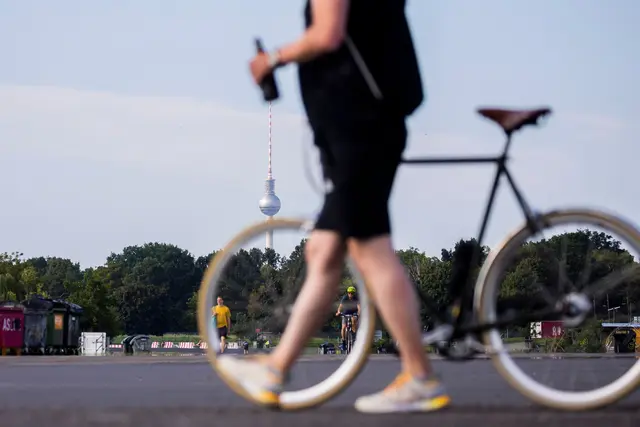Auch auf dem Fahrrad ist Alkohol gefährlich. (Symbolbild) | Foto: Christoph Soeder/dpa