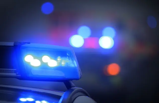 Polizisten entdeckten den am Boden liegenden Mann bei einer Streifenfahrt und holten Hilfe. (Symbolbild) | Foto: Karl-Josef Hildenbrand/dpa