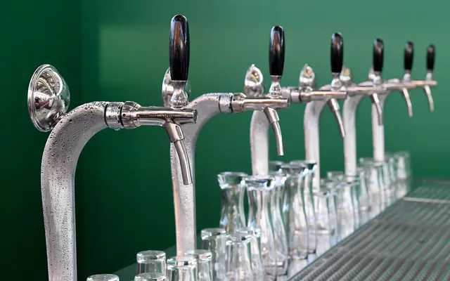 Eine fränkische Brauerei stellt Antrag auf Insolvenz in Eigenverwaltung. (Symbolbild) | Foto: Carsten Rehder/dpa