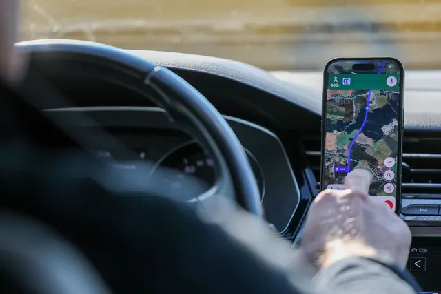 So ist es derzeit erlaubt: Das Handy steckt in der Halterung und wird nur kurz vom Fahrer beachtet. (Symbolbild) | Foto: Jan Woitas/dpa