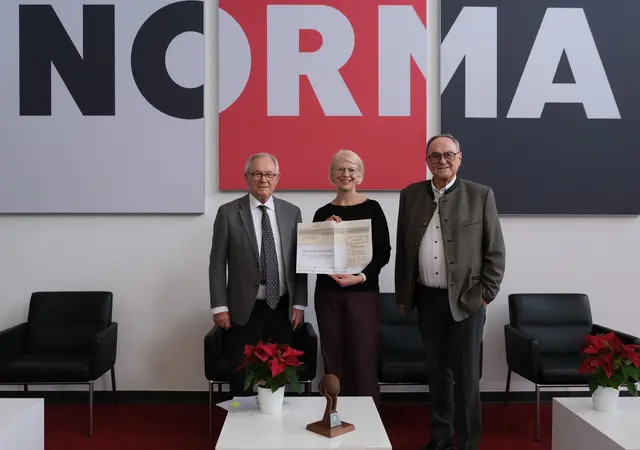 Mit großer Freude nahm Eleonore Hofmann (M.), Referentin Fundraising, die Spende für Diakoneo in Neuendettelsau entgegen. Überreicht wurde die Zuwendung von Stiftungsvorstand Dr. Wilhelm Polster (l.) und Stiftungsrat Klaus Teichmann (r.).  | Foto: © NORMA