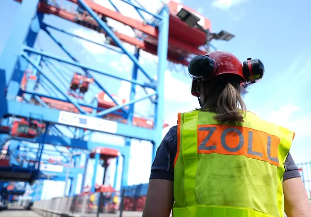 Zollkontrolle: Schwarzarbeit und Einnahmen aus illegalen Kanälen nehmen zu.  | Foto: Marcus Brandt/dpa (Archivbild)