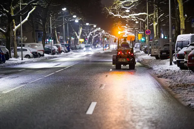 Am Morgen waren Räumfahrzeuge unterwegs. | Foto: Moritz Frankenberg/dpa