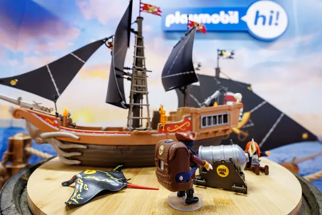 Die Playmobil-Welten sollen mit Geräuschen und sprechenden Figuren quasi lebendig werden. | Foto: Daniel Karmann/dpa
