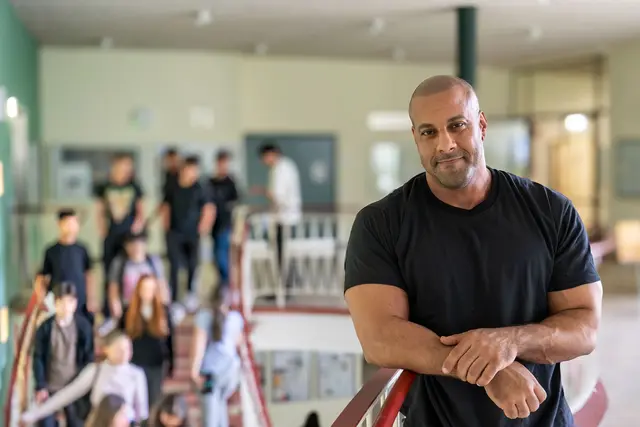 Reff ist Lehrer für Ethik, Politik und Geografie an einer Berliner Brennpunktschule.
 | Foto: Johannes Kramer/ZDF/dpa