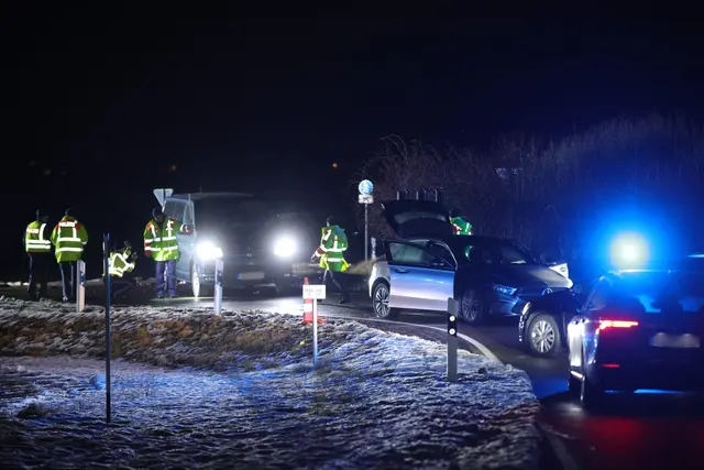 Die Verfolgungsjagd endete mit einem Unfall in Weißenburg in Bayern. | Foto: Goppelt/Vifogra GmbH/dpa