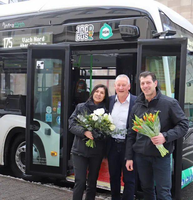 Blumen und ein ganz großes Dankeschön von Oberbürgermeister Thomas Jung (Mitte) an Leyla Hock und Stilianos Sarvanidis stellvertretend für alle Kolleginnen und Kollegen. Sie sorgen dafür, dass der ÖPNV in Fürth bei Umfragen immer Spitzenwerte einfährt. | Foto: Ebersberger/Stadt Fürth