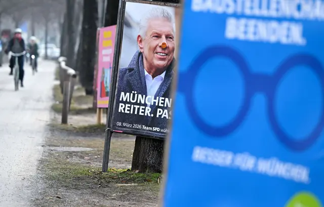 Wahlplakate in München weisen auf die Kommunalwahl am 8. März hin. | Foto: Sven Hoppe/dpa (Symbolbild)