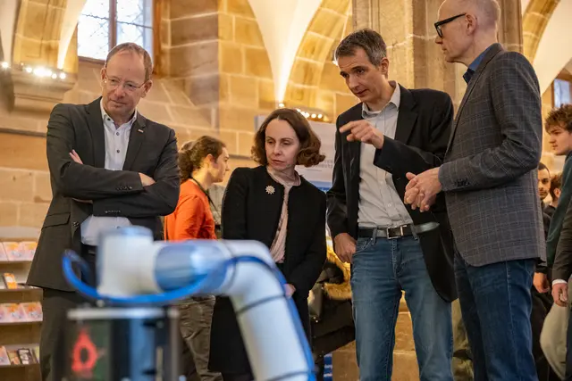 Empfang der regionalen Teams in der Ehrenhalle des Rathauses Wolffscher Bau anlässlich des RoboCup 2027 in Nürnberg (von links): Prof. Dr. Tilman Botsch, Vizepräsident Technische Hochschule Nürnberg Georg Simon Ohm, Wirtschafts- und Wissenschaftsreferentin Dr. Andrea Heilmaier, Prof. Dr. Stefan May, Professor für mobile Robotik Technische Hochschule Nürnberg Georg Simon Ohm, und Prof. Dr. Niels Oberbeck, Präsident Technische Hochschule Nürnberg Georg Simon Ohm. | Foto: Matthias Wiedmann / Technische Hochschule Nürnberg Georg Simon Ohm