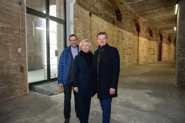 Planungs- und Baureferent Daniel F. Ulrich (l.), Bürgermeisterin Prof. Dr. Julia Lehner und Oberbürgermeister Marcus König stehen im Rundbau der Kongresshalle. Sie haben dort über die weiteren Planungen zum Ausbau des Bestands des Kongresshallen-Rundbaus für kulturelle Nutzungen informiert. | Foto: Stadt Nürnberg/Christine Dierenbach