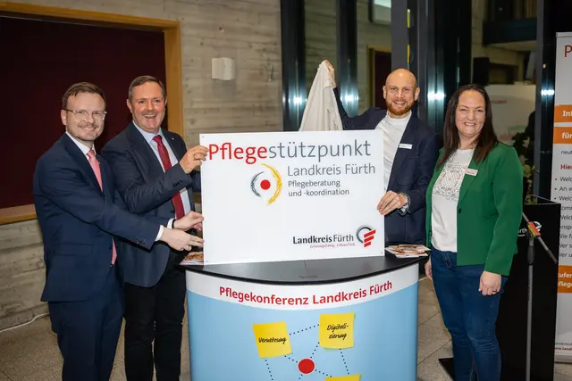 Eröffneten den Pflegestützpunkt im Landratsamt Fürth in Zirndorf: (v.l.n.r.) Bezirkstagspräsident Peter Daniel Forster, Landrat Bernd Obst, Direktor der AOK Mittelfranken Andreas Kaiser sowie Yvonne Götz, Mitarbeiterin Pflegestützpunkt. | Foto: Landratsamt Fürth