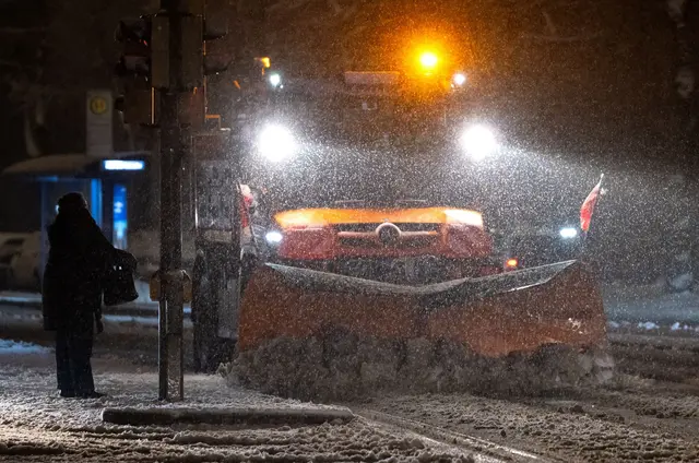 Auch am Freitag und Samstag kann es wieder glatt werden. Neben weiteren Schneefällen sei auch gefrierender Regen möglich, berichteten die Meteorologen. | Foto: Sven Hoppe/dpa