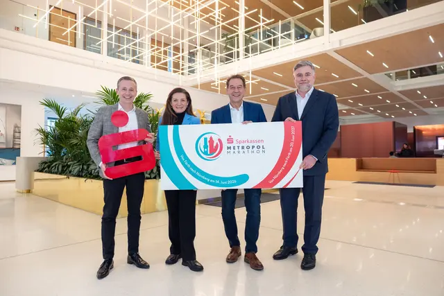  (v.li.): Matthias Wittmann, Vorstandsvorsitzender der Sparkasse Nürnberg, Nürnbergs Schul- und Sportreferentin Cornelia Trinkl, Fürths Sportbürgermeister Markus Braun und Adolf Dodenhöft, Vorstandsvorsitzender der Sparkasse Fürth, freuen sich auf eine weitere Zusammenarbeit in den kommenden beiden Jahren. | Foto: Norbert Wilhelmi